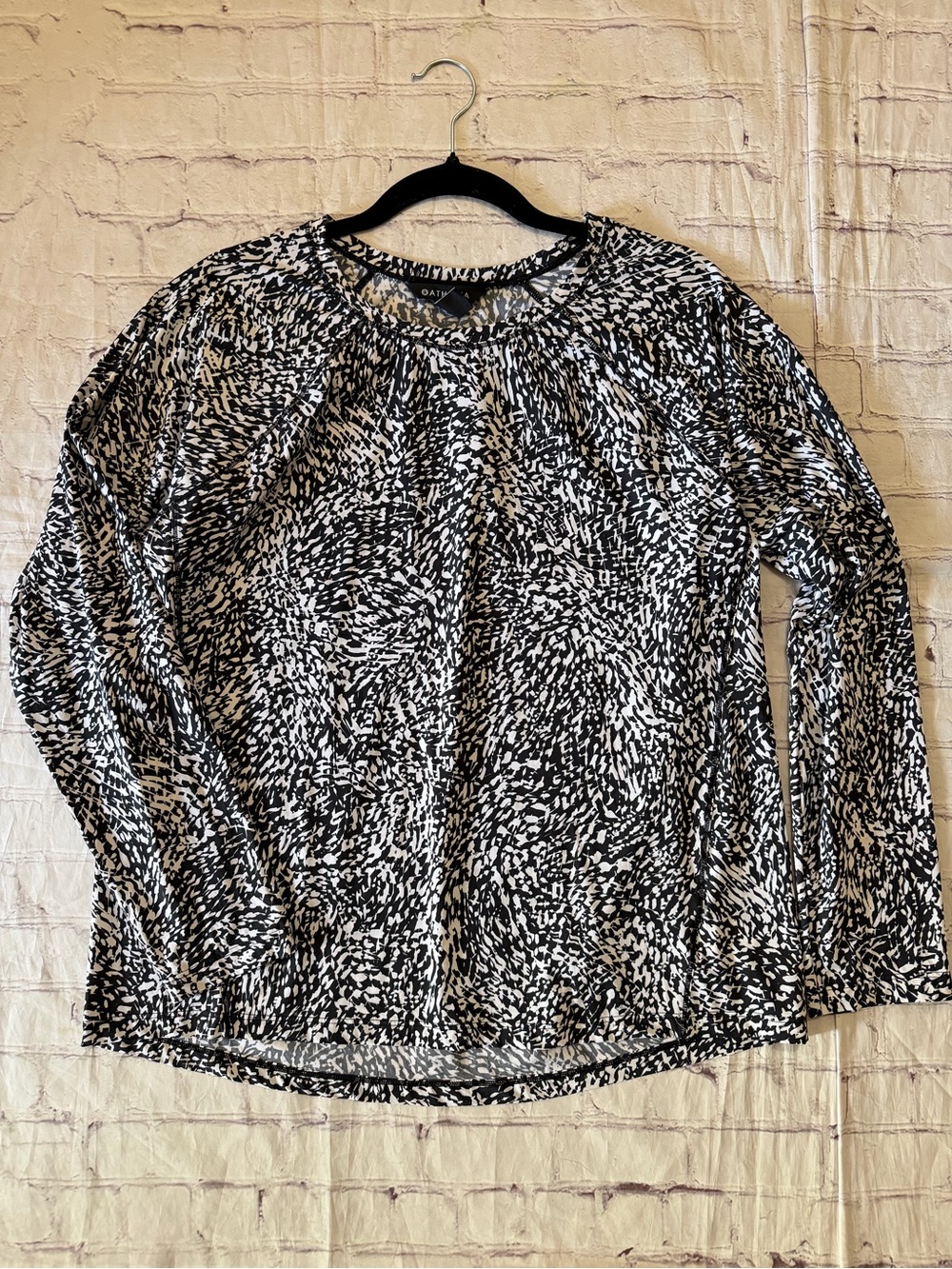 Athleta Ultimate Train Long Sleeve Workout Tee Black White Sz Large Performance